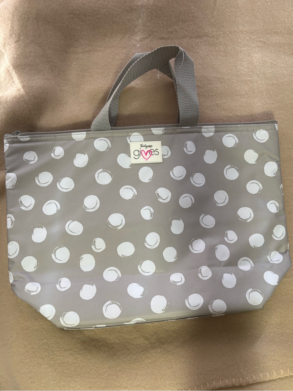 Thirty-One thermal tote features a "Lotsa Dots" pattern zipper closure NWOT